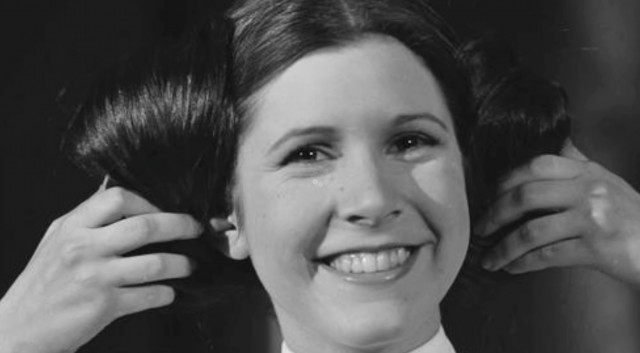Leia felveszi fejhallgatóját