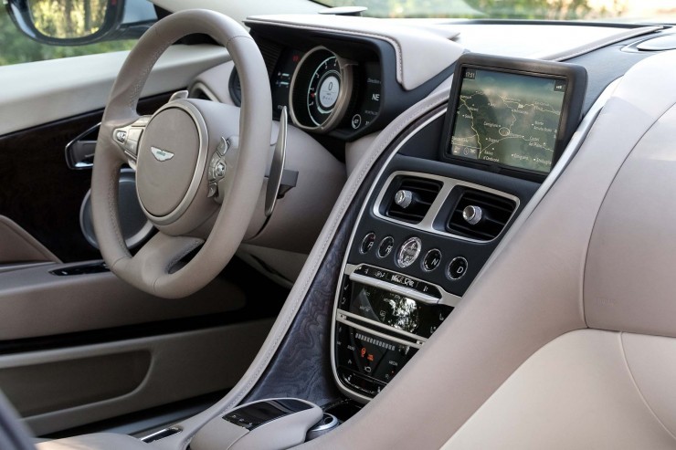 Aston Martin DB11 írigylésre méltó műszerfal
