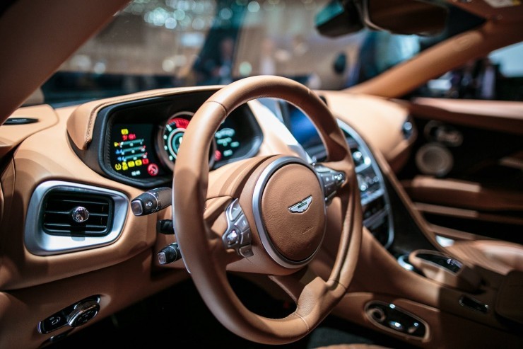 Mint egy vide&oacute;j&aacute;t&eacute;k - Aston Martin DB11 műszerfal
