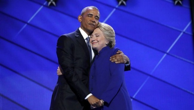 Obama és Clintonné ölelése